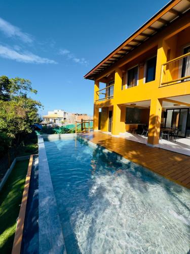 una piscina frente a una casa en Casa Surya - lux villa 5 min from center, en Itacaré