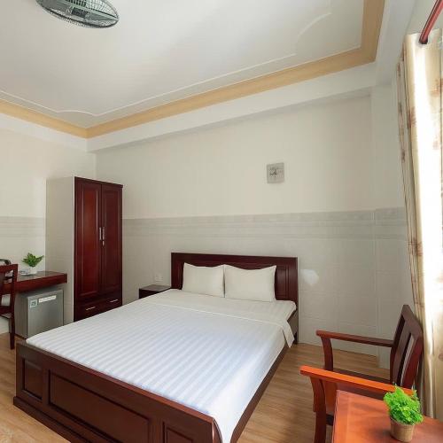 a bedroom with a large bed in a room at Hùng Anh Boutique Hotel - Nhà Ga T3 in Ho Chi Minh City