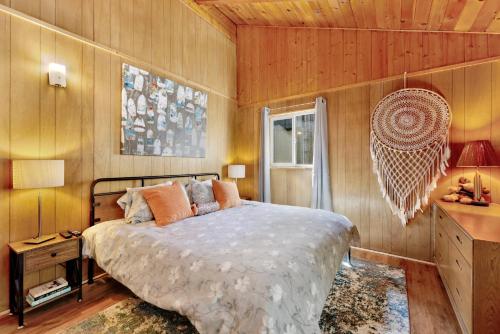 Ένα ή περισσότερα κρεβάτια σε δωμάτιο στο Marin getaway #2013