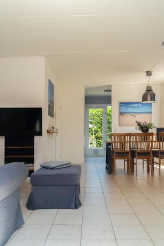 a living room with a couch and a table at -Duinhuisje - voor families & honden nabij strand in Noordwijk