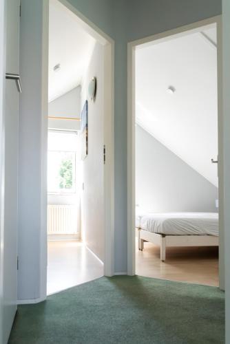 a bedroom with a bed and a green carpet at -Duinhuisje - voor families & honden nabij strand in Noordwijk