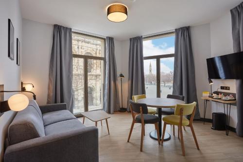 Coin salon dans l'établissement Appart'hôtel Odalys City - Nîmes Arènes - Palais des Congrès