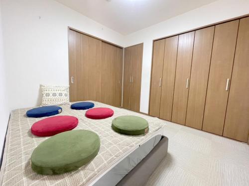 a room with four ottomans on a bed at シェアホ天下茶屋 in Osaka