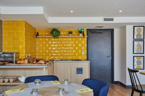 Cuisine ou kitchenette dans l'établissement Appart'hôtel Odalys City - Nîmes Arènes - Palais des Congrès