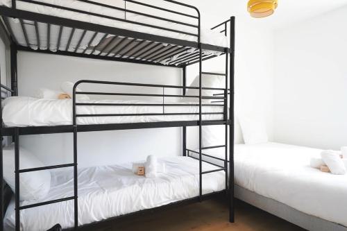 quelques lits superposés dans une chambre dans l'établissement Appart T3 centre ville les Sables d'Olonne, à Les Sables-dʼOlonne