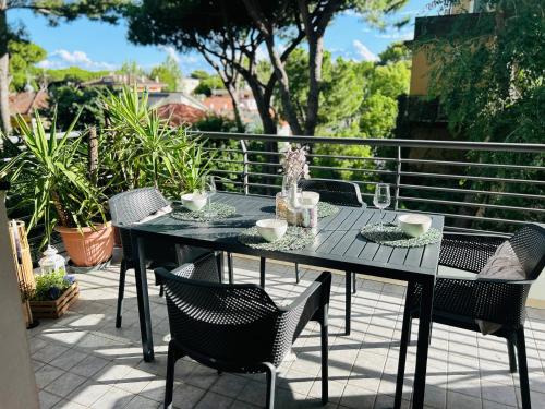 a black table and chairs on a patio at Damiano Chiesa terrazzato -Flexrent Immobiliare Abissinia in Riccione