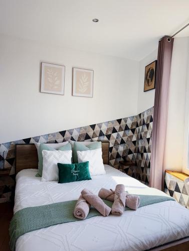 Ένα ή περισσότερα κρεβάτια σε δωμάτιο στο Nancy elegance Cocooning apartment