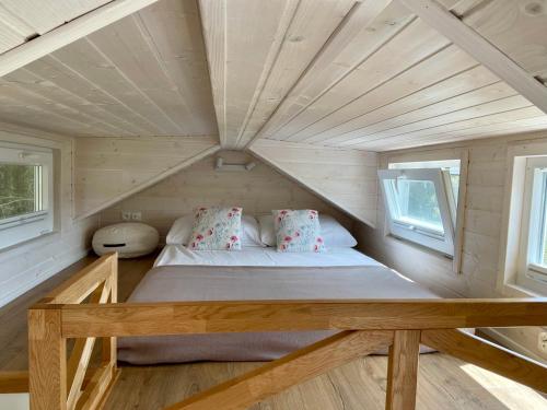 Ένα ή περισσότερα κρεβάτια σε δωμάτιο στο Leśne Siedlisko Wygonin