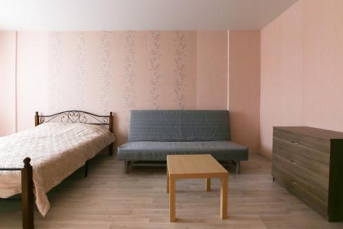 リュベルツィにあるDearHome 8 Martaのベッドルーム1室(ベッド1台、ベンチ、ドレッサー付)