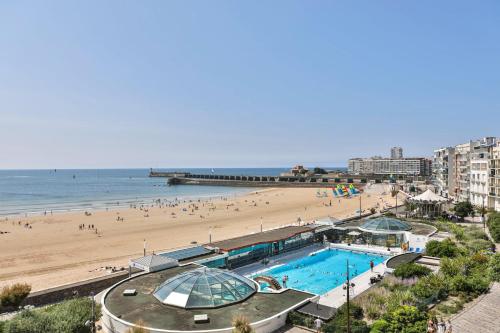 Bazén v ubytování Logement d'exception, vue mer, au pied de la plage nebo v jeho okolí