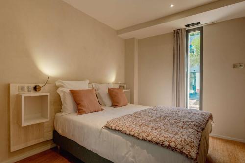 une chambre avec un grand lit avec une fenêtre dans l'établissement Domaine de la Peyrine - Suite Rouge-Gorge, à Carignan