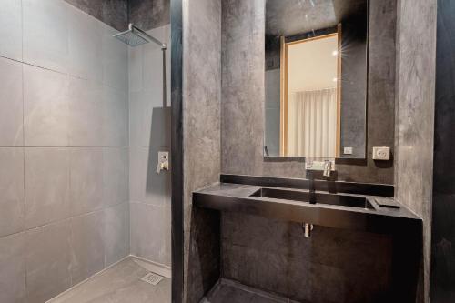 une salle de bain avec un lavabo et un miroir dans l'établissement Domaine de la Peyrine - Suite Hirondelle, à Carignan