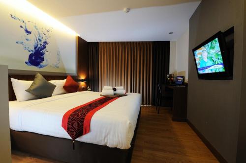 a hotel room with a bed and a television at 41 Suite Bangkok in Bangkok