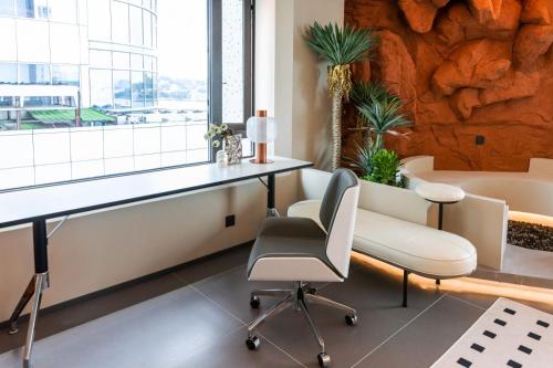 an office with a desk and a chair and a tub at 茑岛海景潮宿NiaoDao Seaview Hotel in Xiamen