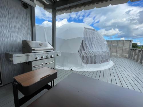 an outdoor kitchen with a dome tent on a deck at Necoana Glamping Annovillasグランピング in Fujikawaguchiko