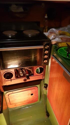 an old stove top oven sitting in a kitchen at Boots-Camping Grevelingen in Herkingen