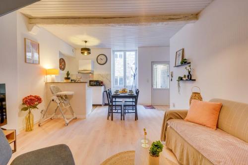 a living room with a couch and a table at Charmante maison au cœur de Libourne in Libourne