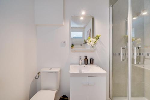 une salle de bain avec toilettes, lavabo et douche dans l'établissement Charmante maison au cœur de Libourne, à Libourne