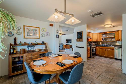 Dapur atau dapur kecil di Haven on Hampton Street