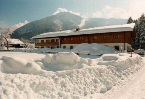 un cumulo di neve di fronte a un edificio di Ferienwohnungen Lohbinder Fam Holzer a Rottach-Egern