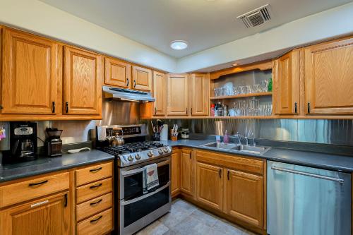 Dapur atau dapur kecil di Haven on Hampton Street