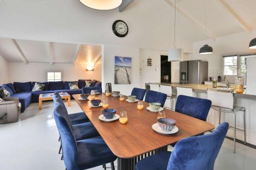 une salle à manger et un salon avec une table et des chaises dans l'établissement Villa Foyenne - Piscine, jacuzzi et sauna, à Sainte-Foy