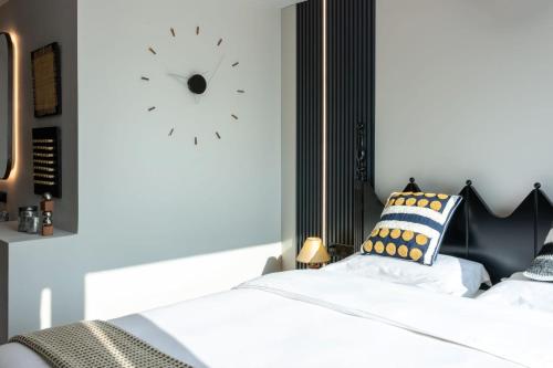 a bedroom with two beds and a clock on the wall at 茑岛海景潮宿NiaoDao Seaview Hotel in Xiamen