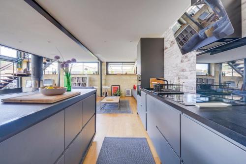 - une grande cuisine avec un grand comptoir dans une pièce dans l'établissement Character villa with pool, à Izon