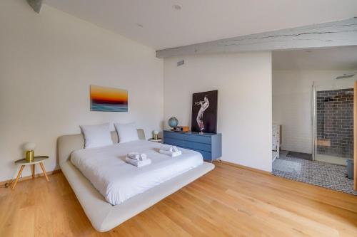 - une chambre avec un grand lit blanc et une cheminée dans l'établissement Character villa with pool, à Izon