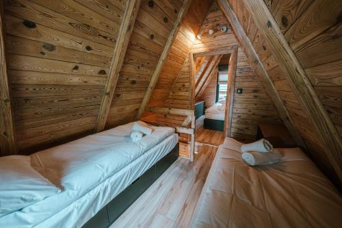 Habitación con 2 camas en una cabaña de madera en Ośrodek Wypoczynkowy Nad Leśną Wodą, en Bystrzyca