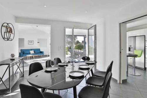une salle à manger avec une table et des chaises dans l'établissement Villa du Moulineau, à Les Sables-dʼOlonne