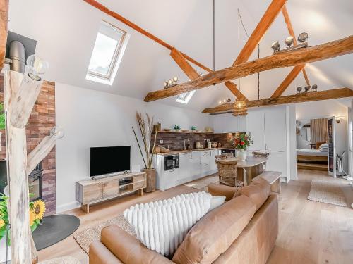 a living room with a couch and a tv at Weston Cottage - Uk50016 in Send