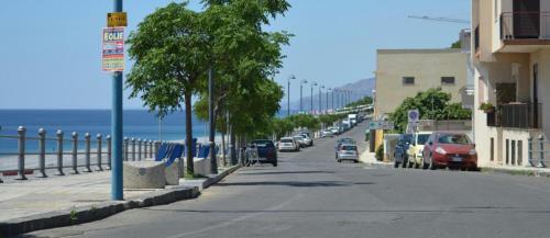ulica z samochodami zaparkowanymi przy plaży w obiekcie GR B&B w mieście Ali Terme