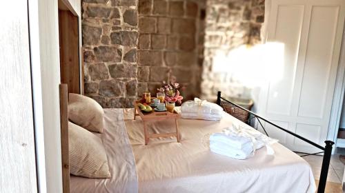 a table with towels on it in a room at Nicola appartamento in Giba