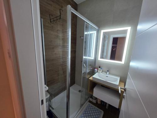 Um banheiro em Liman 5 Riverside 209 i 109 with Free Private Parking