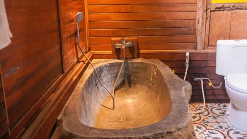 y baño con bañera y aseo. en Green Tree House Villa Ubud, en Ubud