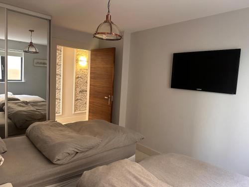 Μια τηλεόραση ή/και κέντρο ψυχαγωγίας στο Seacoast Apartment