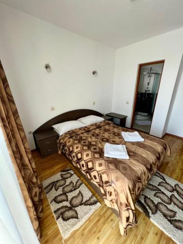 a bedroom with a bed and a mirror at Pensiunea Tudor in Baile Felix