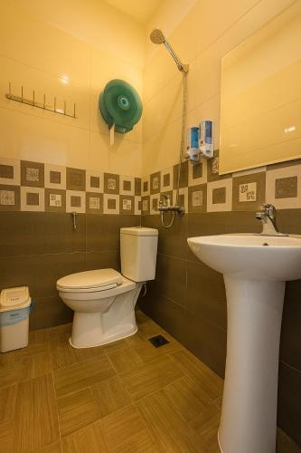 a bathroom with a toilet and a sink at Nhà Nghỉ Thu Hằng 1 in Hà Ðông
