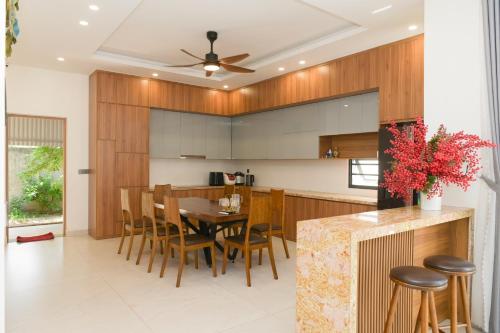 une cuisine et une salle à manger avec une table et des chaises dans l'établissement Peace Villa, à Dong Quan