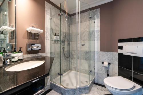 a bathroom with a shower and a sink and a toilet at New Berlin in Berlin