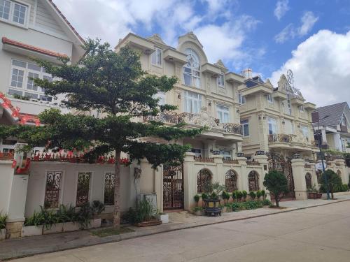 a large white building with a tree in front of it at Tiên Hoa Sơn Villa in Da Lat