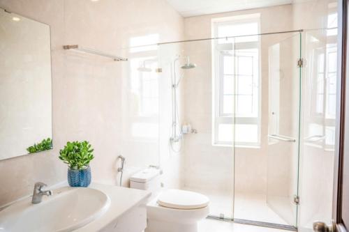 a bathroom with a toilet and a sink and a shower at Tiên Hoa Sơn Villa in Da Lat