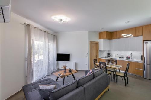 ナフパクトスにあるBill's Apartmentのソファとテーブルのあるリビングルーム