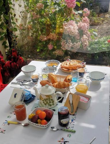 ギデルにあるTy Capitaine Chambres d'hôtes Guidelの朝食の食べ物と飲み物が置かれたテーブル