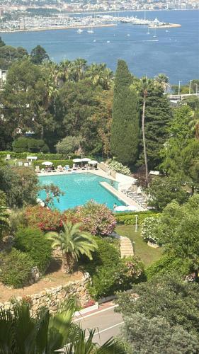Bazén v ubytování Riviera Paradise Sea View Pool Beachfront nebo v jeho okolí