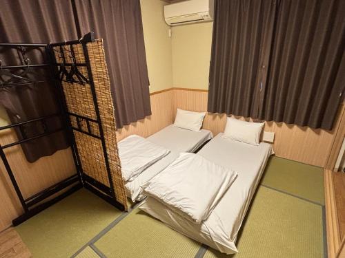 a room with two beds in a room at GuestHouse Guu in Fujikawaguchiko