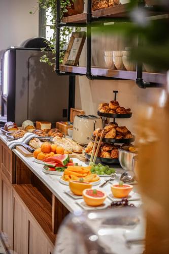 une ligne de buffet avec de nombreux types de nourriture différents dans l'établissement Maison Orphée, à Paris