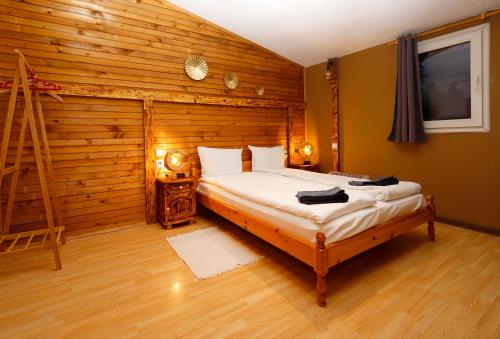 Ένα ή περισσότερα κρεβάτια σε δωμάτιο στο Chalet Iskar Borovets by BookVillaBG