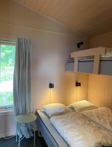 una camera da letto con un letto a castello e un tavolo di Hedmarktoppen a Hamar